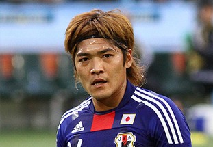 詹皇赛场怒瞪队友！连东契奇都难承受的表情，顿时惹争议